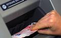 Ruba una borsa e tenta di prelevare al bancomat, 29enne denunciata