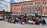 Flash mob creativo celebra la lettura e la scrittura tra gli studenti