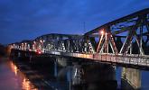 Il ponte sul Po torna a essere illuminato