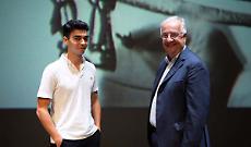 Veltroni racconta gli anni Sessanta in scena tra memorie familiari e grandi cambiamenti