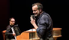 Nel blu: Mario Perrotta rivisita la felicit&agrave; di Modugno al teatro Ragazzola