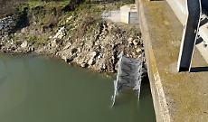 Crolla un altro pezzo del ponte ciclopedonale: &egrave; il quinto cedimento