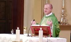 Don Roncali torna a celebrare la messa, l'abbraccio dei fedeli