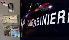 Quasi un chilo di hashish nascosto nel motore: due arresti dopo il controllo sulla provinciale