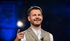 L&rsquo;uomo &egrave; pigro, viva l&rsquo;IA: Cattelan, via i sassolini dalle scarpe