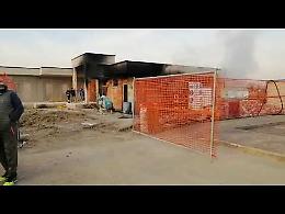 VIDEO L'incendio domato dai pompieri nel cantiere di una villa in costruzione a Campagnola Cremasca