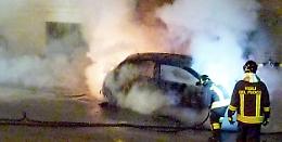 Auto in fiamme in cortile, rogo domato dai pompieri