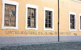 Piazza Sant'Agostino ancora imbrattata