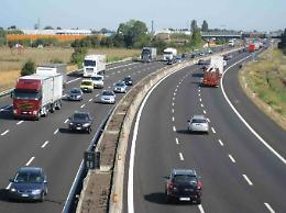 Ictus mentre è alla guida del camion, autista salvato dai poliziotti