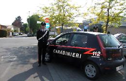 Mostra la scacciacani al creditore, denunciato