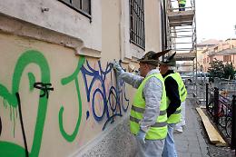 Comune e Alpini insieme per pulire i muri dalle scritte