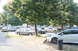 Parcheggia la sua auto e la trova senza una ruota