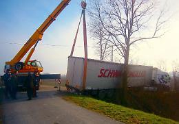 'Ipnotizzato' dal navigatore, camion si ribalta sull'argine