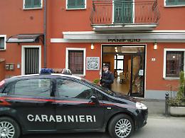 Spaccata nella notte al bar 'La piazzetta'. 