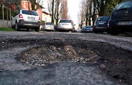 Manutenzione strade e marciapiedi, i lavori non si fermano