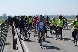 'Basta morti sul ponte'
Ciclisti in protesta
