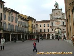 Bancarelle sotto il Torrazzo
