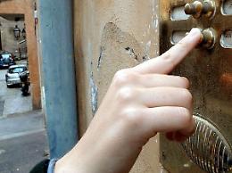 Truffe porta a porta, poliziotti sventano il colpo in via Gallazzi