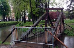 Verrà demolito il ponticello degli innamorati ai giardini di porta Serio