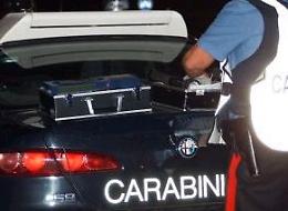 Esce di strada, per evitare l'etilometro si nasconde in un fosso