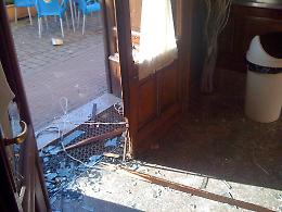 Furgone come ariete e maxi razzia