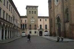 Ubriaco, testacoda e sbandate in piazza Duomo: denunciato