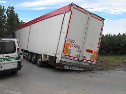 Segue il navigatore ed esce di strada