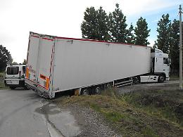 Autista 'si fida' del navigatore, tir fuori strada