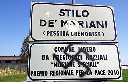 Svastiche sui cartelli anti-razzisti
