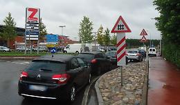 Guasto alle sbarre e code, automobilisti sfiorano la rissa