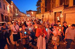 Folla di fedeli alla processione dell'Assunta