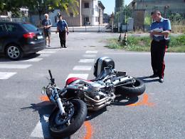 Schianto all'incrocio, centauro in ospedale