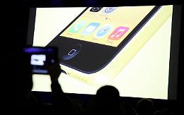 Ruba l'iPhone e si fa un selfie