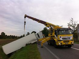 Camion nel fosso, via Mantova in tilt
