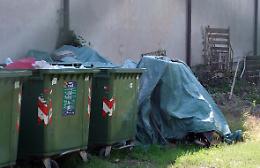 Rimosse le bare abbandonate dietro al cimitero