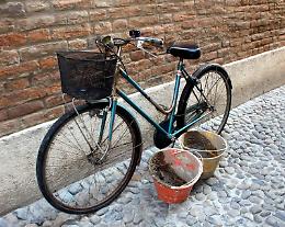 Incappucciati al ristorante Il Violino, fango e letame addosso ai clienti