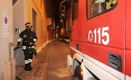 Fiamme in un palazzo, paura in via Damiano Chiesa