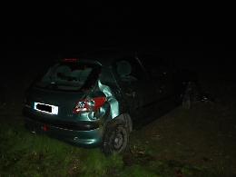 Perde il controllo dell'auto e finisce nel campo