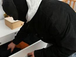 Entrano in casa a picconate, doppio colpo in viale Po