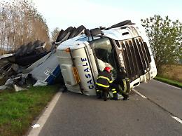 Trasporto eccezionale ribaltato a Spinadesco, miracolato il conducente
