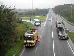 Pulmino esce di strada sulla rampa della tangenziale, disagi alla circolazione