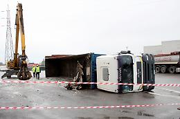 Camion si corica nel piazzale dell'acciaieria
