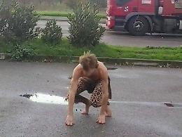 L'uomo vestito da Tarzan all'autogrill di Cremona