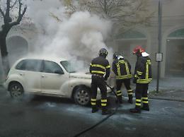 Paura per un'auto che prende fuoco in via Kennedy
