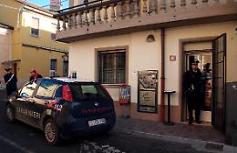 Pistola in mano, rapina la tabaccheria di piazza Moro
