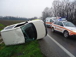 Fuoristrada con l'auto delle Poste