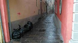 Vicolo Chiozzi, vandalismi e piccolo far west dei rifiuti