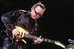 Superospite per il trio Monnè: la chitarra di Nguyen Le