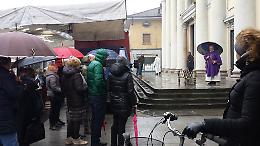 Le bancarelle ostacolano il funerale, 
indignazione di parenti e amici