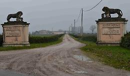 Ladri in cascina, via 2500 litri di gasolio